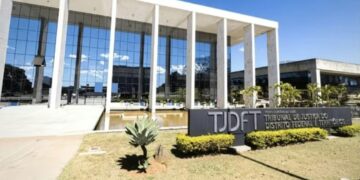 Justiça impede eutanásia de cadela com suspeita de leishmaniose e tutora garante cuidados em DF