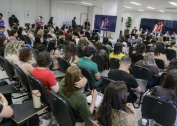 Profissionais da saúde e da assistência social de DF debatem estratégias para idosos em acolhimento