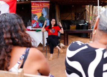 Poetisa pernambucana promove oficina de literatura com mulheres do campo no DF