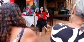 Poetisa pernambucana promove oficina de literatura com mulheres do campo no DF