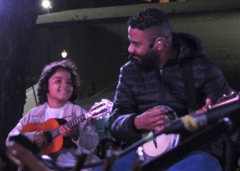 Samba, emoção e legado: multidão lota Praça do Patriarca em show histórico de Arlindinho