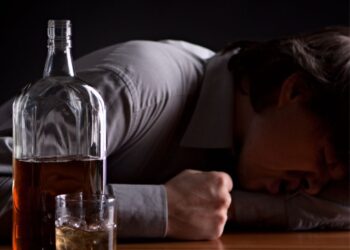 Não é só “labirintite”, é envenenamento: bebida adulterada com metanol provoca tontura