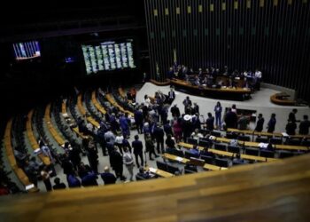 Deputados da reforma administrativa votam a favor de penduricalho no TCU