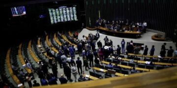 Deputados da reforma administrativa votam a favor de penduricalho no TCU