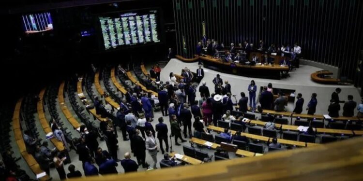 Deputados da reforma administrativa votam a favor de penduricalho no TCU