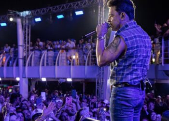 Com chegada triunfal em modelo exclusivo Cybertruck, Zezé Di Camargo deu início à segunda edição do Navio do Zezé