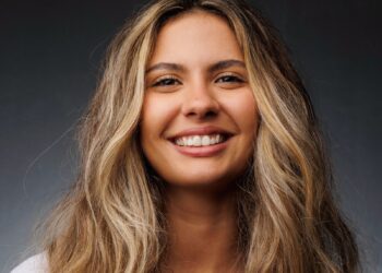 Aos 20 anos, Mariana Lewis é exemplo de resiliência e autoridade feminina na indústria criativa global