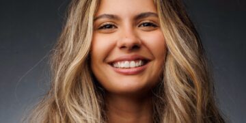 Aos 20 anos, Mariana Lewis é exemplo de resiliência e autoridade feminina na indústria criativa global