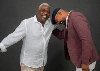 Dueto grava audiovisual histórico em Taboão da Serra com homenagem a Beth Carvalho em clima de Copa do Mundo