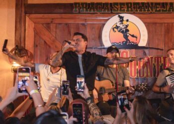 De surpresa, Felipe Araújo invade o palco do Villa Country e anima a madrugada do público