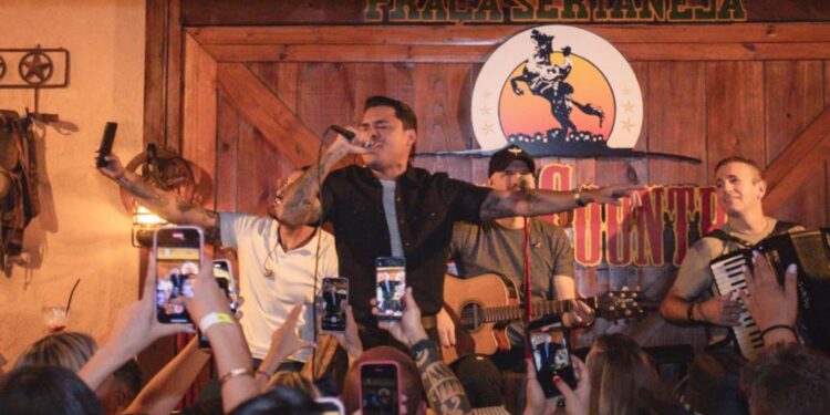 De surpresa, Felipe Araújo invade o palco do Villa Country e anima a madrugada do público