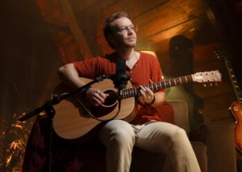 “Tempo Perdido”: Balara transforma hino da Legião Urbana em releitura acústica intimista.