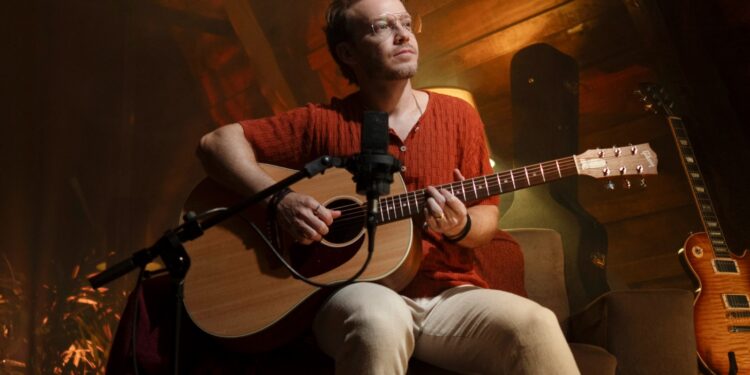 “Tempo Perdido”: Balara transforma hino da Legião Urbana em releitura acústica intimista.