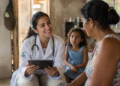 Médica atendendo com IA em comunidade Brasileira