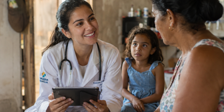 Médica atendendo com IA em comunidade Brasileira