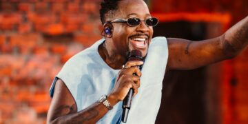 Mumuzinho aposta em emoção, pôr do sol e pagode romântico no audiovisual “Simples Assim”