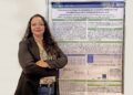 Dra. Michelle Sabrina da Silva ao lado do pôster do estudo sobre ácido glioxílico no CBTOX 2026.