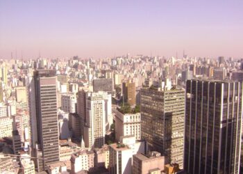 No segmento de moradia acessível, a seletividade se traduz em uma busca maior por projetos com proposta clara de valor, boa localização, plantas funcionais e aderência às necessidades reais das famílias.