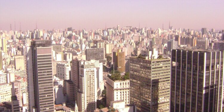 No segmento de moradia acessível, a seletividade se traduz em uma busca maior por projetos com proposta clara de valor, boa localização, plantas funcionais e aderência às necessidades reais das famílias.