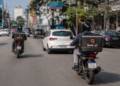Entregadores realizam entregas através do leve.ai e trazem economia para restaurantes.