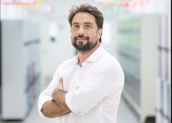 Josnei Souza, CEO da Valley International School, investe em inovação e desenvolvimento contínuo para oferecer uma educação de qualidade.