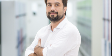 Josnei Souza, CEO da Valley International School, investe em inovação e desenvolvimento contínuo para oferecer uma educação de qualidade.