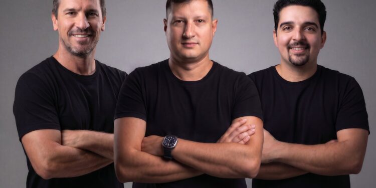 Darlan Lueders, Fernando Negrini e Hugo Dias, da Grand Thera, criaram o Decision-Grade AI, que ajuda empresas a tomarem decisões críticas.