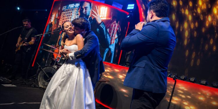 Um dos destaques do casamento de Bela Fernandes e Joãozinho Oliveira foi o show de Alê Viera.