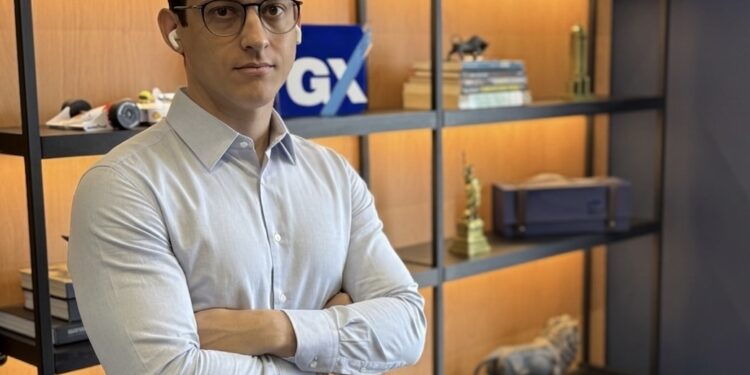 Vinicius Teixeira, fundador da GX Capital, adota o método codificado como hedge em camadas para proteger o patrimônio e o caixa das empresas.