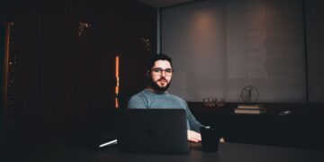 Dan Freitas, Fundador da Nexus Growth, reforça que scale-ups devem operar o orçamento de mídia paga com base em teto de investimento por margem aceitável.