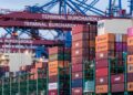 O verdadeiro custo de exportar vai muito além das tarifas, já que há barreiras internas que limitam a competitividade brasileira no comércio exterior.