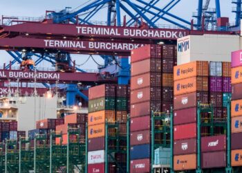 O verdadeiro custo de exportar vai muito além das tarifas, já que há barreiras internas que limitam a competitividade brasileira no comércio exterior.