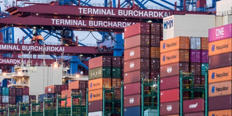 O verdadeiro custo de exportar vai muito além das tarifas, já que há barreiras internas que limitam a competitividade brasileira no comércio exterior.