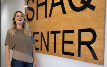 Designer brasileira Andria Tagliari, à frente do trabalho, na antiga residência de Shaquille O'Neal.