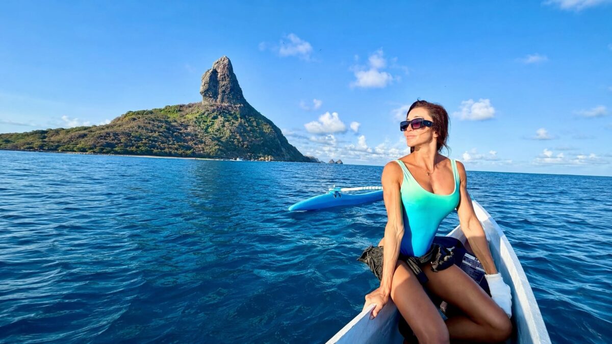 Tayane Dalazen explica que entrou no mar para observar os tubarões em seu ambiente natural, sem o objetivo de tocá-los, provocá-los ou produzir uma imagem de impacto para publicação.