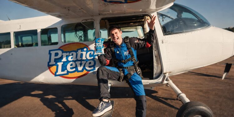 Pratic Leve desafia Rezende a comer uma pipoca durante um salto de paraquedas; ação leva a publicidade para outro nível.