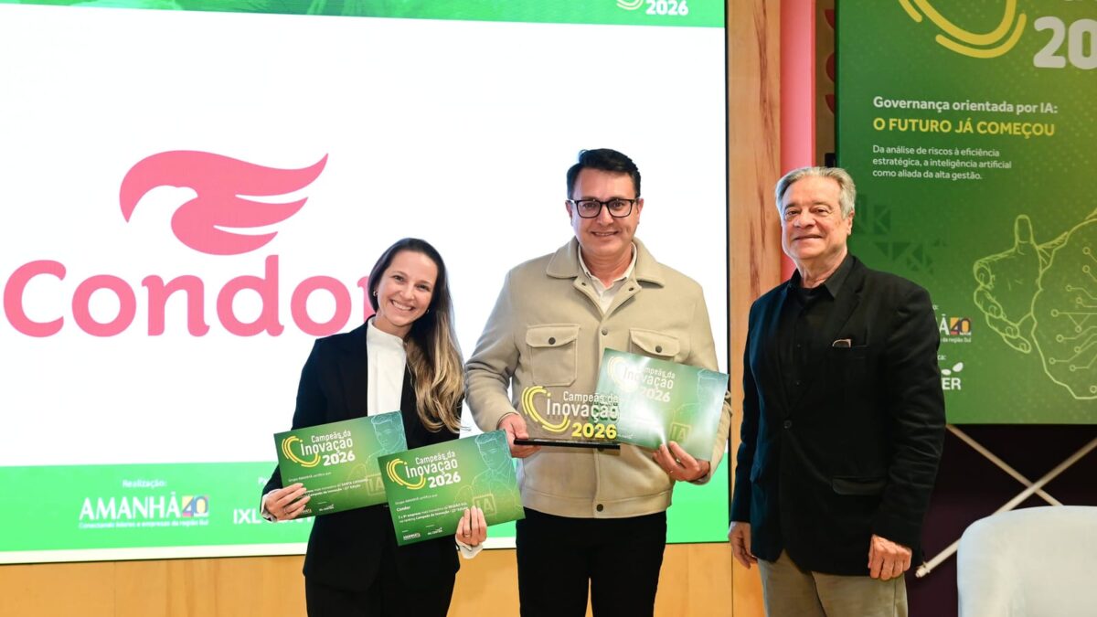 Fernanda Santos, Head de Inovação, e Gilson Gugelmin, Diretor Administrativo, Financeiro e Inovação, da Condor, celebram o 9º lugar conquistado pela empresa no ranking Campeãs da Inovação, do Grupo AMANHÃ.