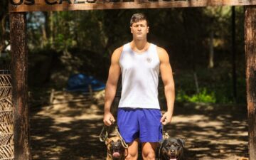 Soldado Fuzileiro Naval Lucas Oliveira Pereira conquistou a certificação internacional BH para o Cão de Guerra Quill.
