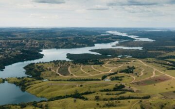 O Lago Corumbá IV visto do alto: é no coração do cerrado, a mais de mil quilômetros do litoral, que a maior piscina de ondas do país está sendo erguida.