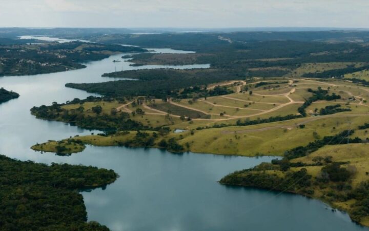 O Lago Corumbá IV, reservatório com 170 km² de espelho d’água a 1h10 de Brasília.