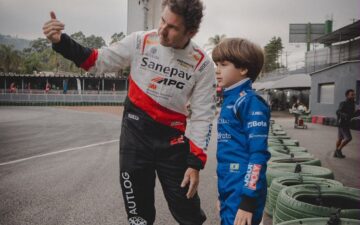 Daniel Lancaster acompanha estreia do filho João no kart.