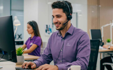 Consultores de viagens corporativas realizando atendimento humanizado.
