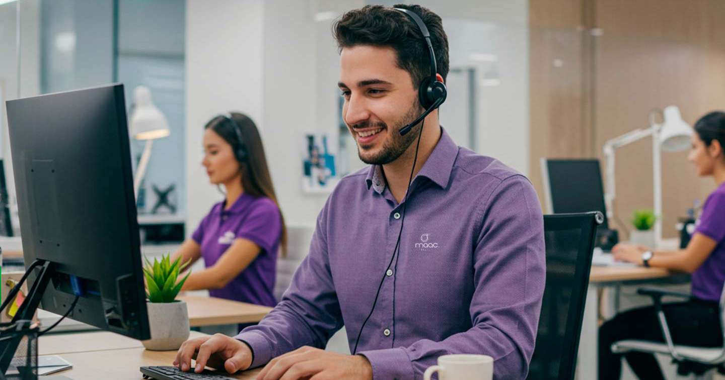 Consultores de viagens corporativas realizando atendimento humanizado.
