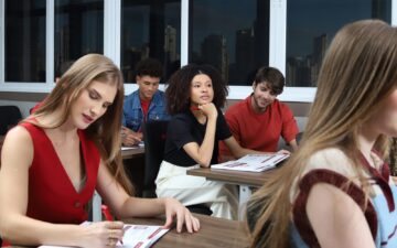 Alunos durante atividade em sala de aula do IPOG, em um ambiente de aprendizado.