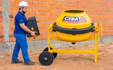 Pedreiro encaixa motor na betoneira IZI Max CSM.