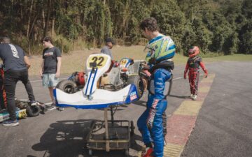 Daniel Lancaster acompanha estreia do filho João no kart aos 7 anos SP.