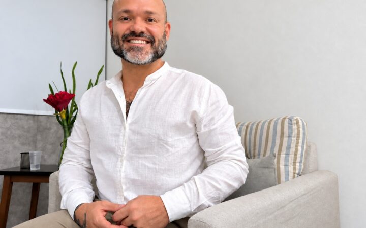 Psicólogo Rodrigo Toledo em atendimento clínico em São Paulo.