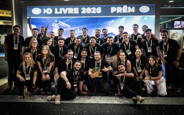 Dhiego Rosa (ao centro com o troféu em mãos) e a equipe do Grupo Escalada comemorando o prêmio de Melhor Consultoria Oficial do Mercado Livre, entregue no Mercado Livre Experience, em São Paulo, em setembro de 2026