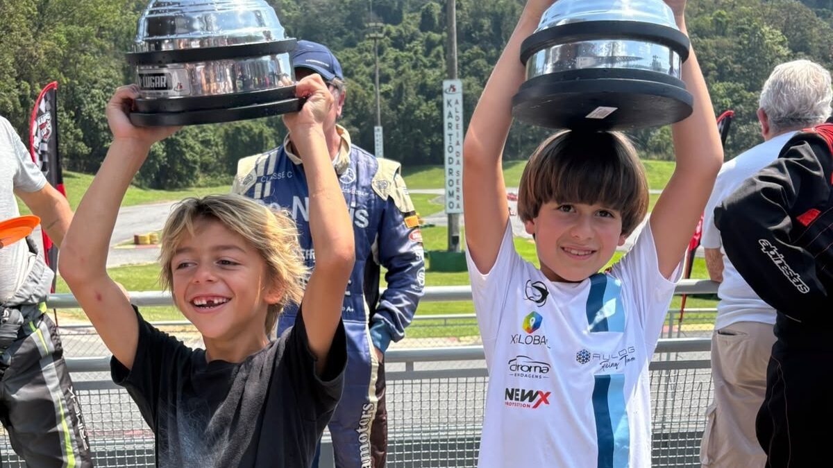 Daniel Lancaster acompanha estreia do filho no kart.
