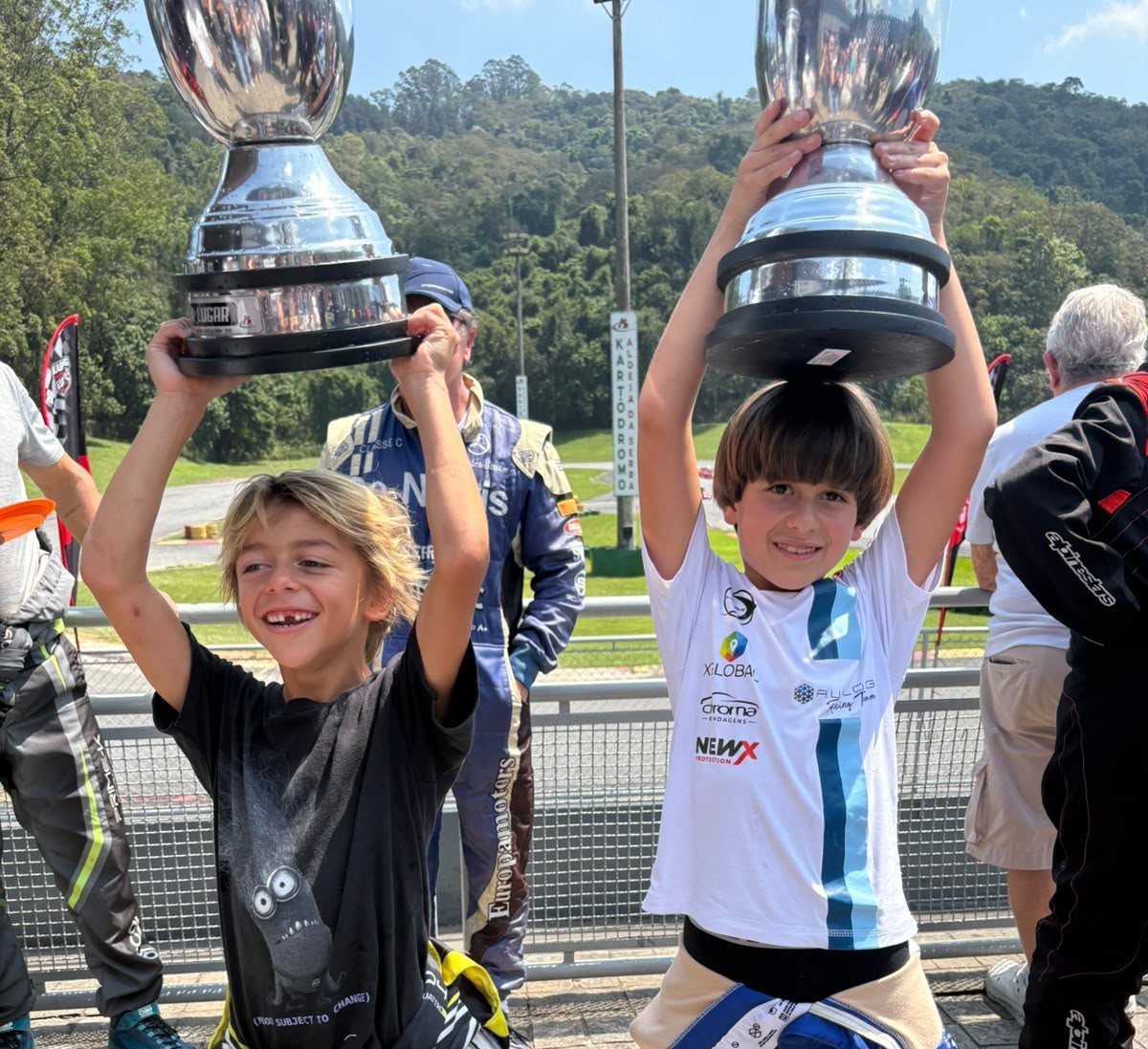 Daniel Lancaster acompanha estreia do filho no kart.